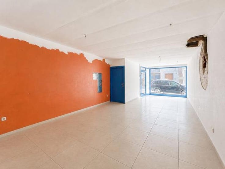 MIXED-USE BUILDING + 2BR DUPLEX + TERRACE & GARDEN + SHOP!