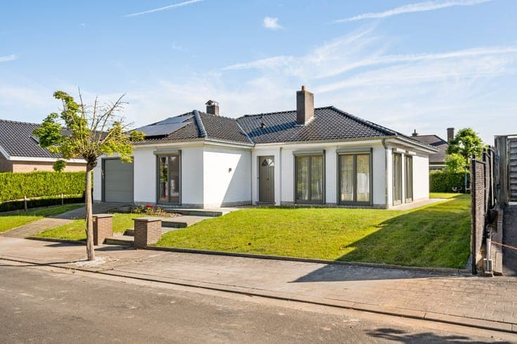 Turnkey single-storey open house with 3 bedrooms and garage