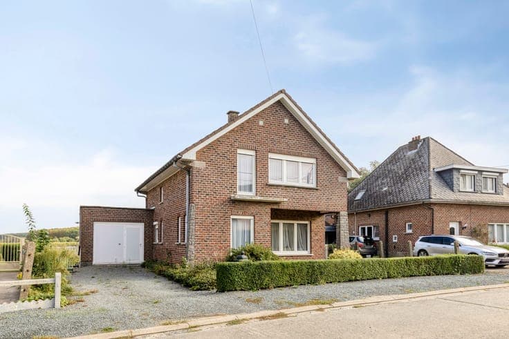 4-facade house in need of renovation in a prime location