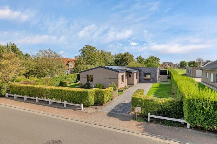 Ready-to-move-in bungalow with garden in quiet Zomergem