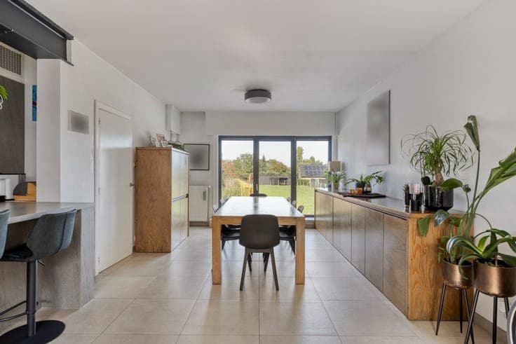 Commercial property with spacious living accommodation in Wa