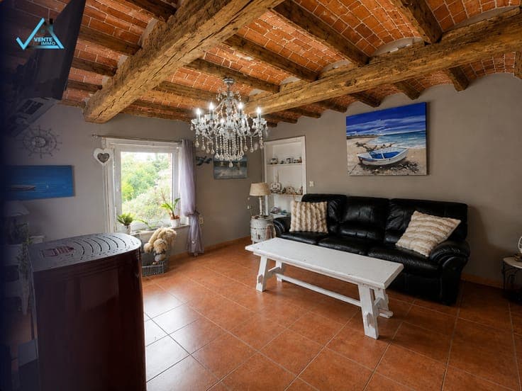 Charming 3-sided house in a quiet location