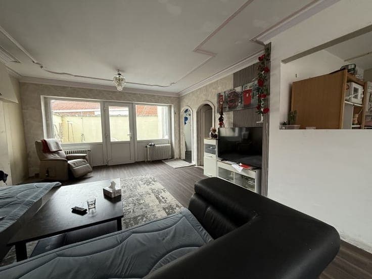 Ruime woning met 4 slaapkamers, garage en terras. (Ref.16...