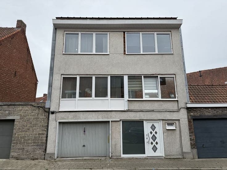Ruime woning met 4 slaapkamers, garage en terras. (Ref.16...