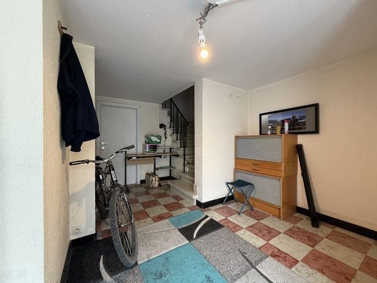 Ruime woning met 4 slaapkamers, garage en terras. (Ref.16...