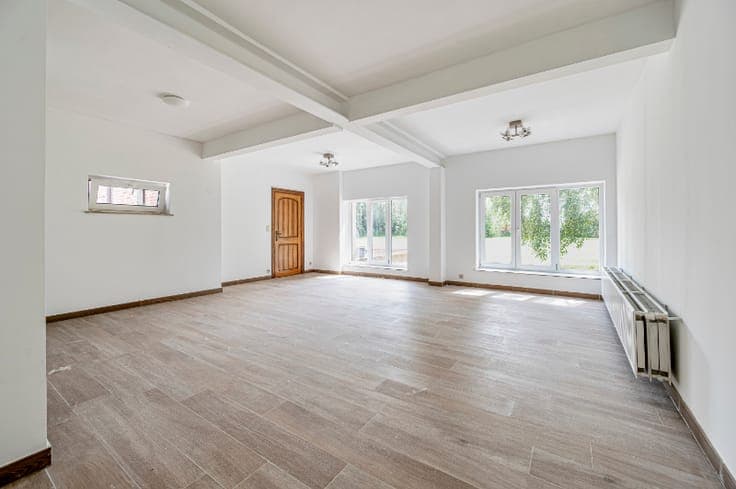 GERENOVEERD HOEVEKE MET UITZONDERLIJKE LIGGING ( MIDDEN I...