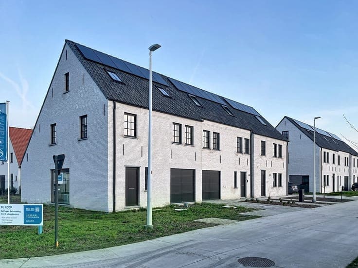 Energiezuinige halfopen met garage en 4 slpks
