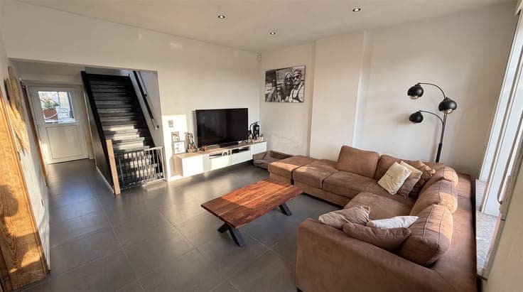 Ready-to-move-in house with 3 bedrooms, spacious attic, and