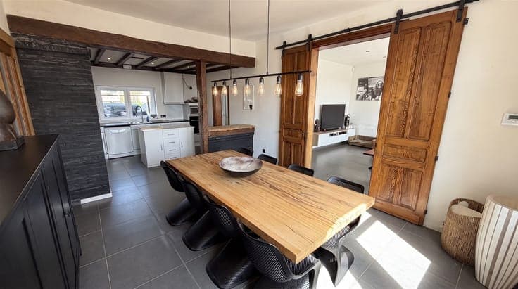 Ready-to-move-in house with 3 bedrooms, spacious attic, and