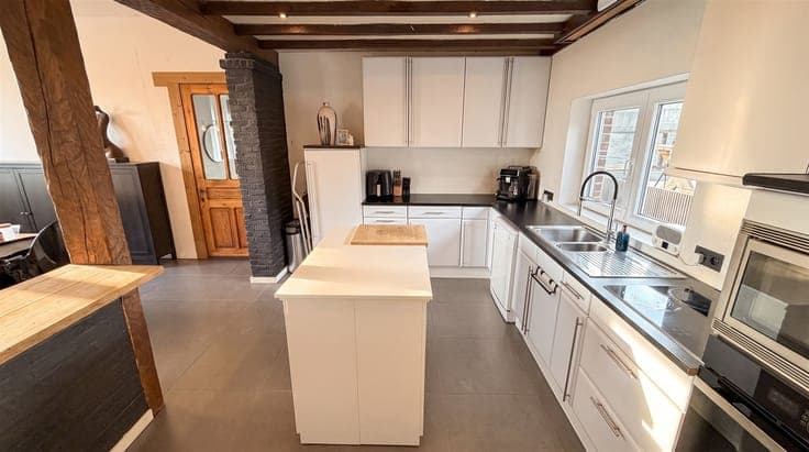 Ready-to-move-in house with 3 bedrooms, spacious attic, and