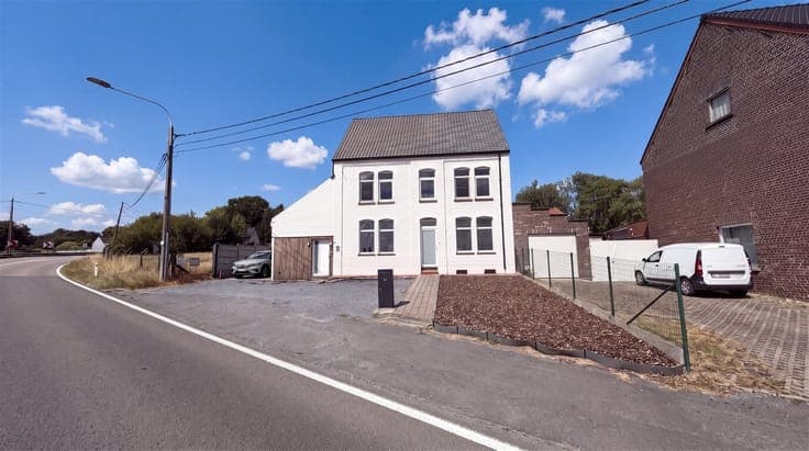 Ready-to-move-in house with 3 bedrooms, spacious attic, and