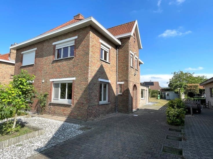 Te renoveren half-open woning op mooie rustige ligging, v...