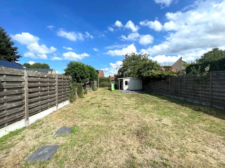 Te renoveren half-open woning op mooie rustige ligging, v...
