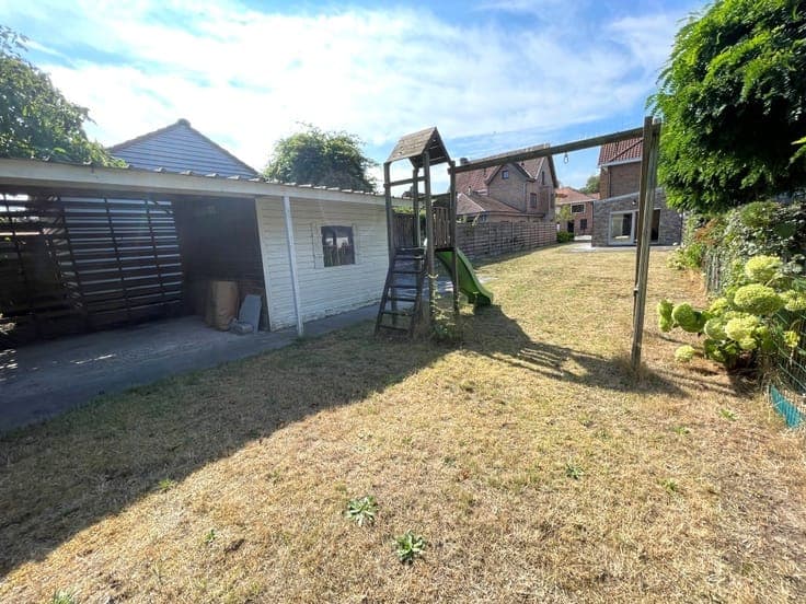 Te renoveren half-open woning op mooie rustige ligging, v...