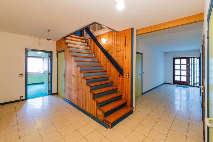 Spacious, bright living in prime Alsemberg location
