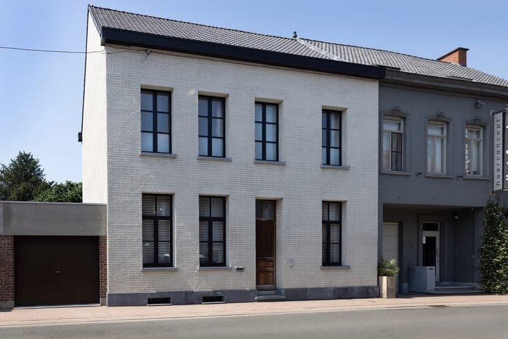 Instapklare, karaktervolle woning met tuin & zwembad.
