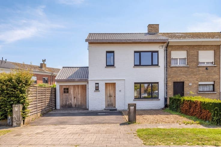 Halfopen woning te koop aan de Sint-Sebastiaanslaan in Iz...