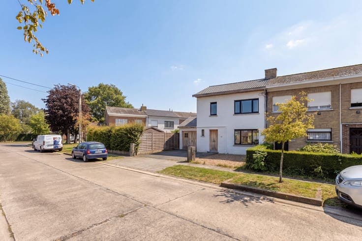 Halfopen woning te koop aan de Sint-Sebastiaanslaan in Iz...