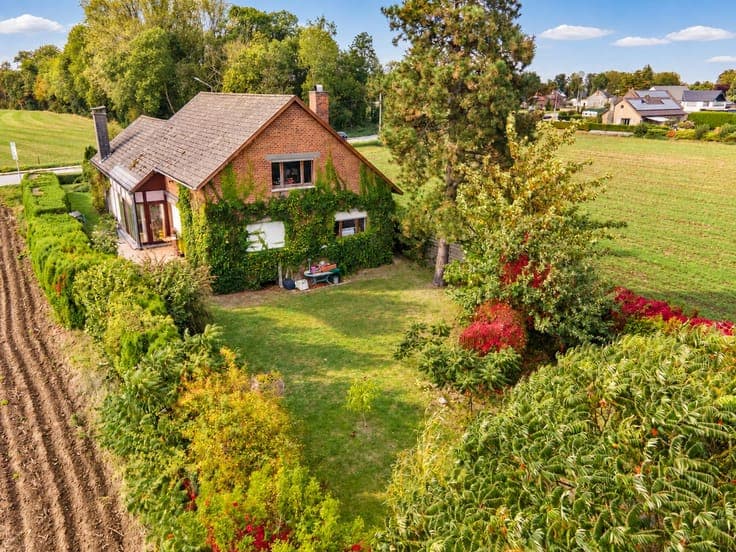 3-bedroom bungalow on an 1,700 m² plot with a large attic