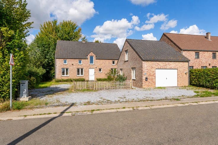 Spacious villa with a self-contained flat in Lincent