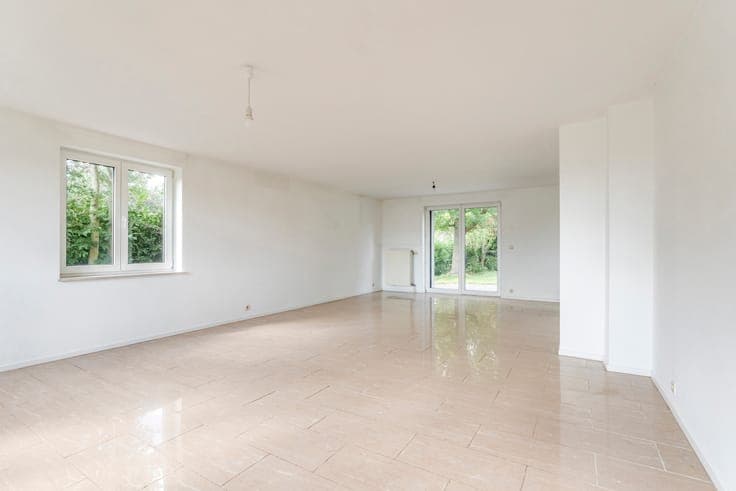 Spacious villa with a self-contained flat in Lincent