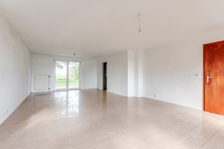 Spacious villa with a self-contained flat in Lincent