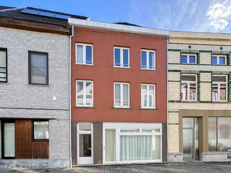 Opbrengsteigendom met 3 verhuurde appartementen op een ui...