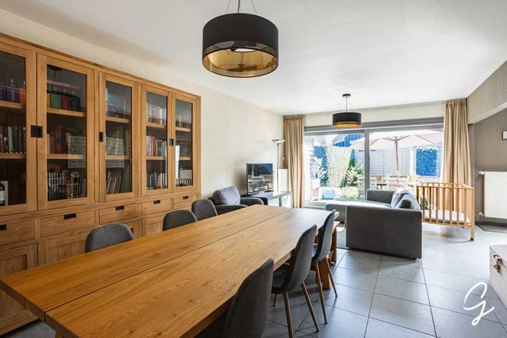 Move-in family home in the centre with garage and garden