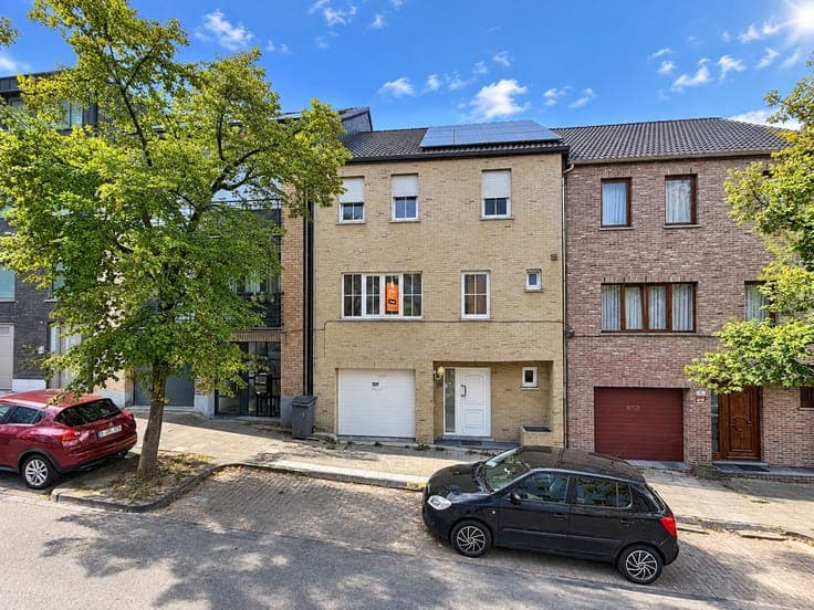 Spacious 4-bedroom bel-etage house with garden, garage and s