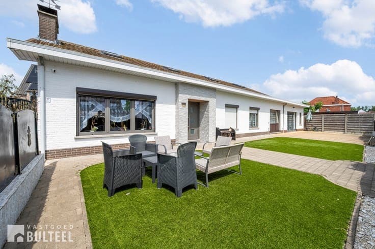 Bungalow met 3 slaapkamers en autostaanplaats.