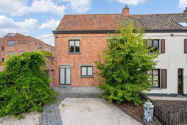 Ideale halfopen starterswoning (met twee autostaanplaatse...