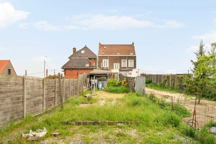 Te renoveren rijwoning met veel potentieel