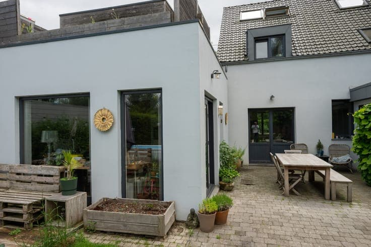 House 4 bed. with garden and liberal profession space