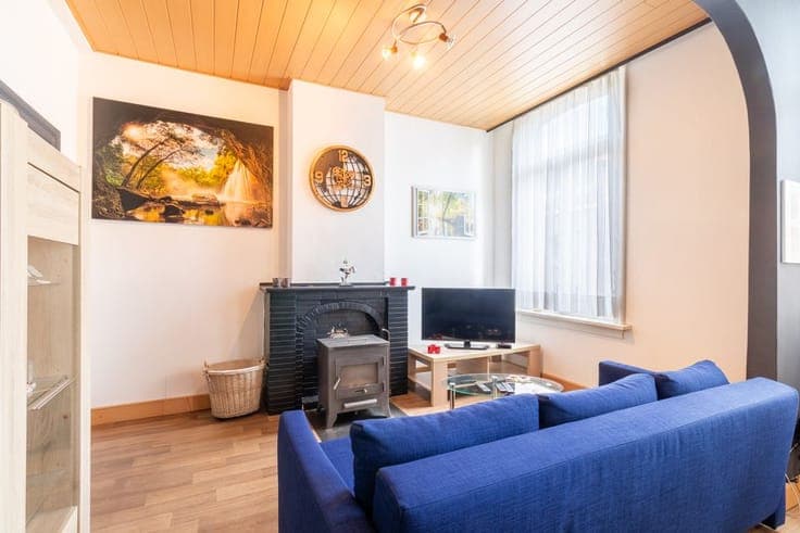 Opbrengsteigendom met ruim magazijn en appartement.
