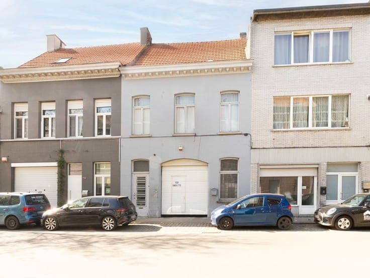 Opbrengsteigendom met ruim magazijn en appartement.