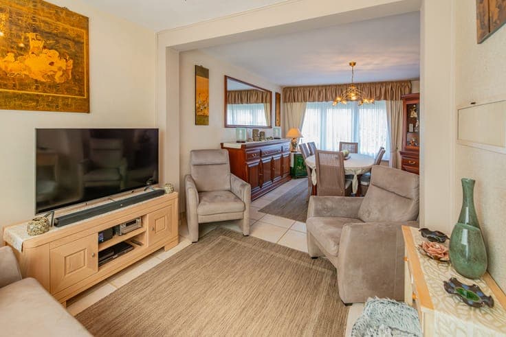 Well-maintained semi-detached house with 3 bedrooms and gara