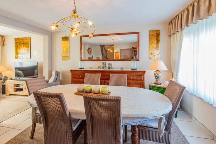 Well-maintained semi-detached house with 3 bedrooms and gara