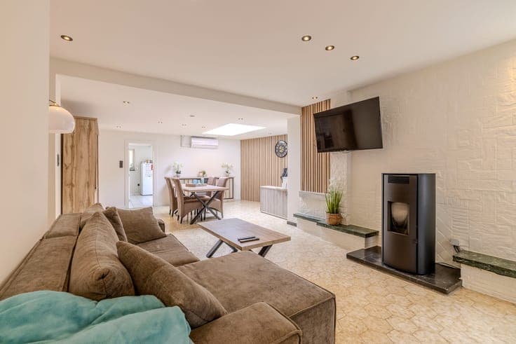 Grotendeels gerenoveerde woning met 3 slaapkamers , tuin ...