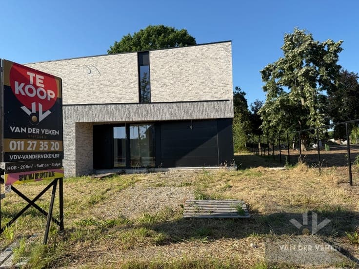 Ruime half open BEN-woning met 4 slaapkamers en inpandige...