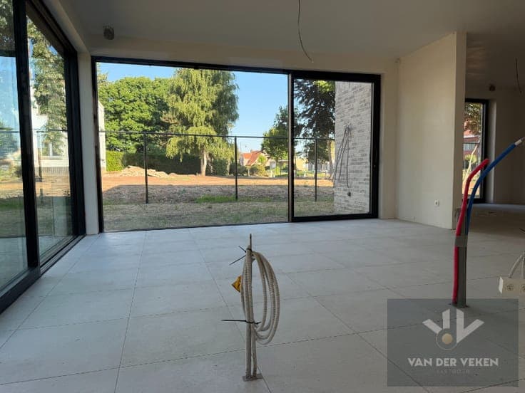 Ruime half open BEN-woning met 4 slaapkamers en inpandige...