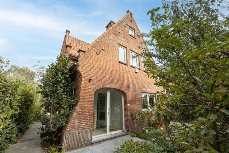 Charming 4-bedroom villa with a pool and a beautiful garden