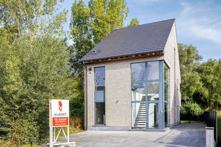 Bright semi-detached home with 250 m² of living space