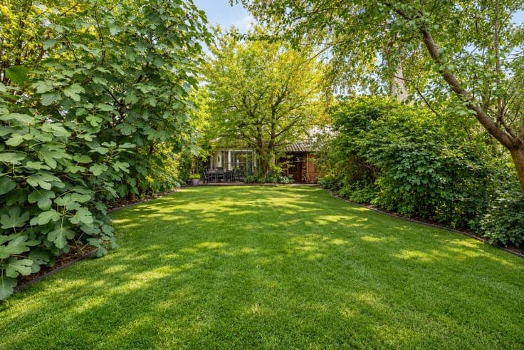 Energy-efficient home in excellent condition with four bedrooms and a garden for sale in Niel