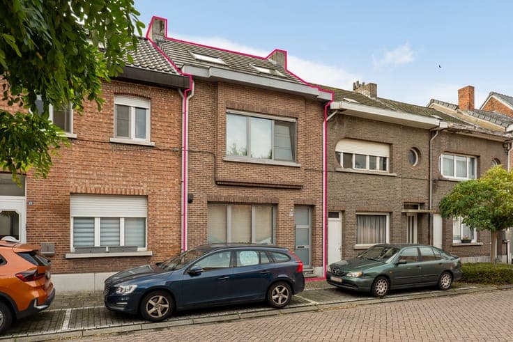 Energy-efficient home in excellent condition with four bedrooms and a garden for sale in Niel