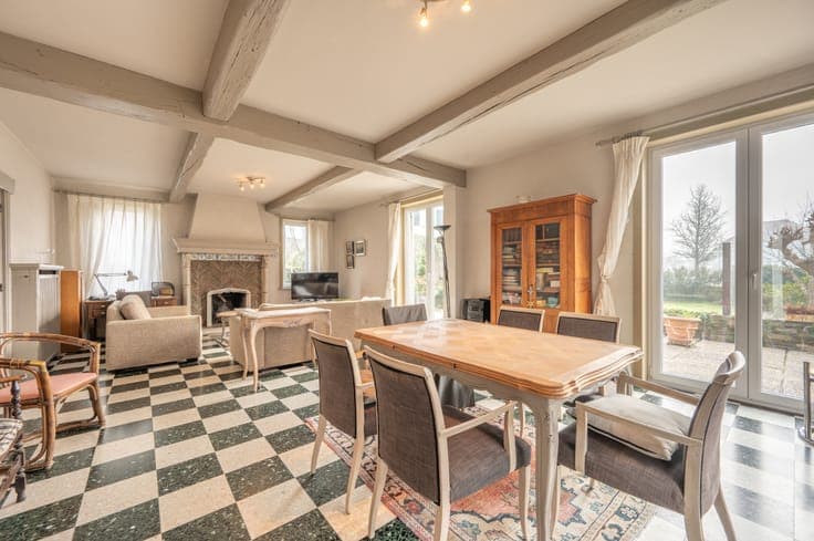 Charming villa to renovate in a prime location near the b...