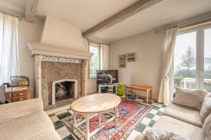 Charming villa to renovate in a prime location near the b...
