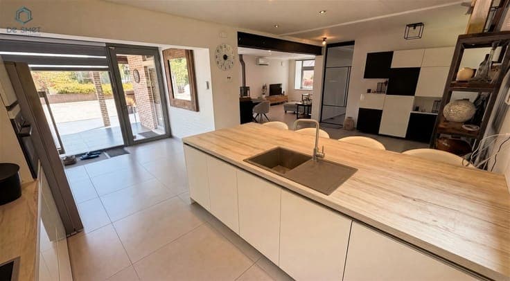 Exclusive domain for sale Ready-to-move-in private residence