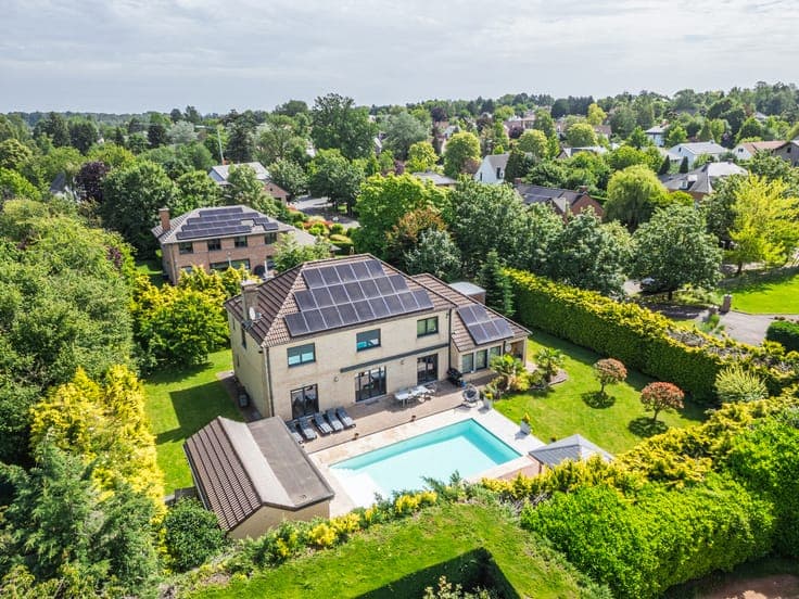 Family villa with swimming pool and southwest-facing garden