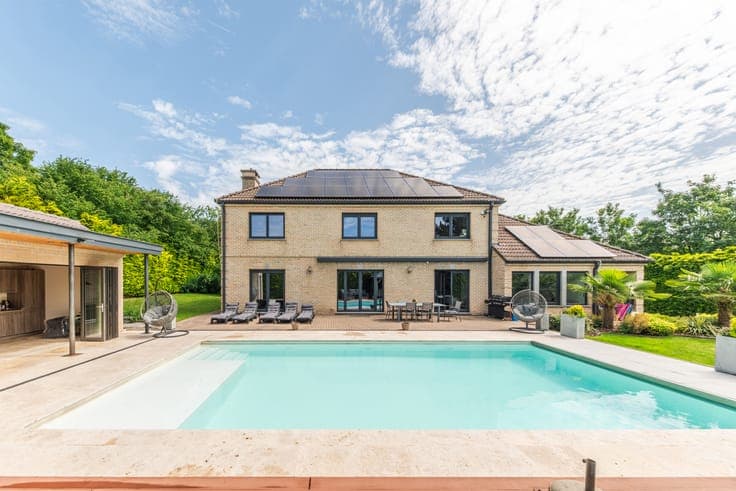 Family villa with swimming pool and southwest-facing garden