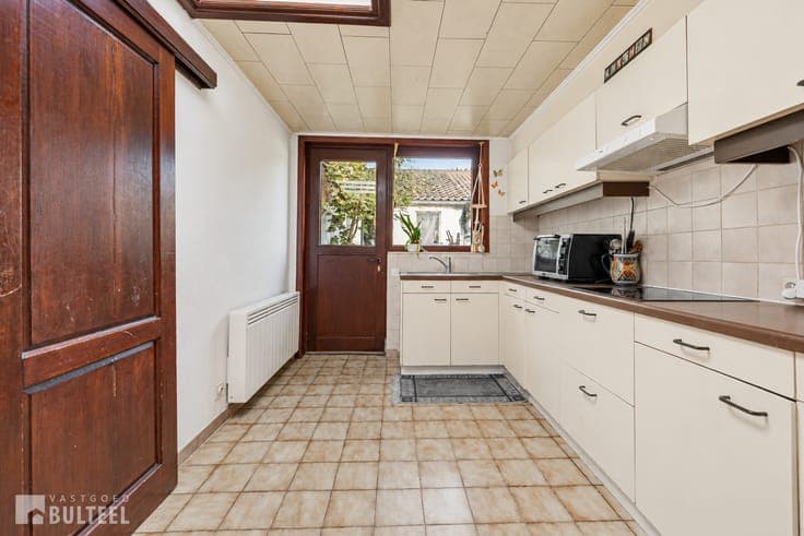 Te renoveren woning met 3 slaapkamers en koer!